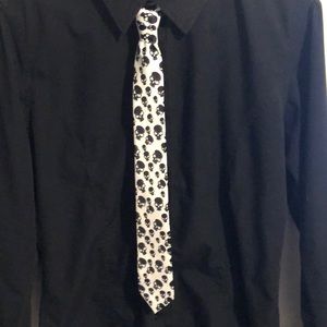 3/22$ ⚡️ White tie with black skulls